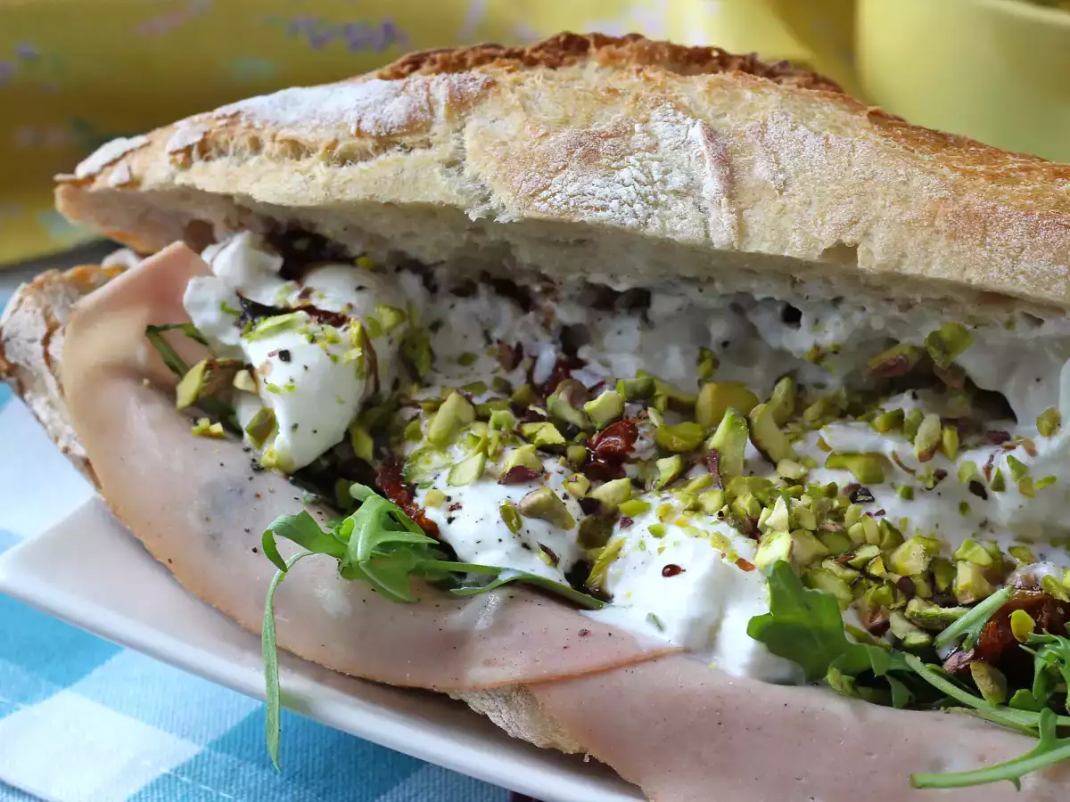 Sandwich gourmet Italia dengan keju mortadella dan burrata - foto 3