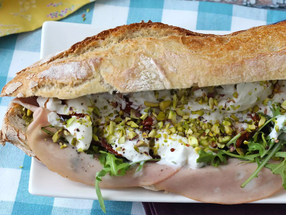 Sandwich gourmet Italia dengan keju mortadella dan burrata - foto 4