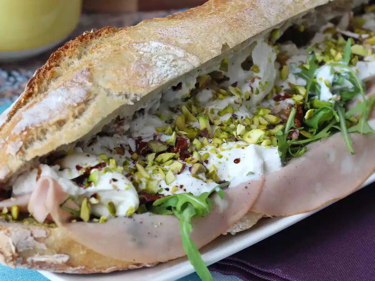 Sandwich gourmet Italia dengan keju mortadella dan burrata - foto 5