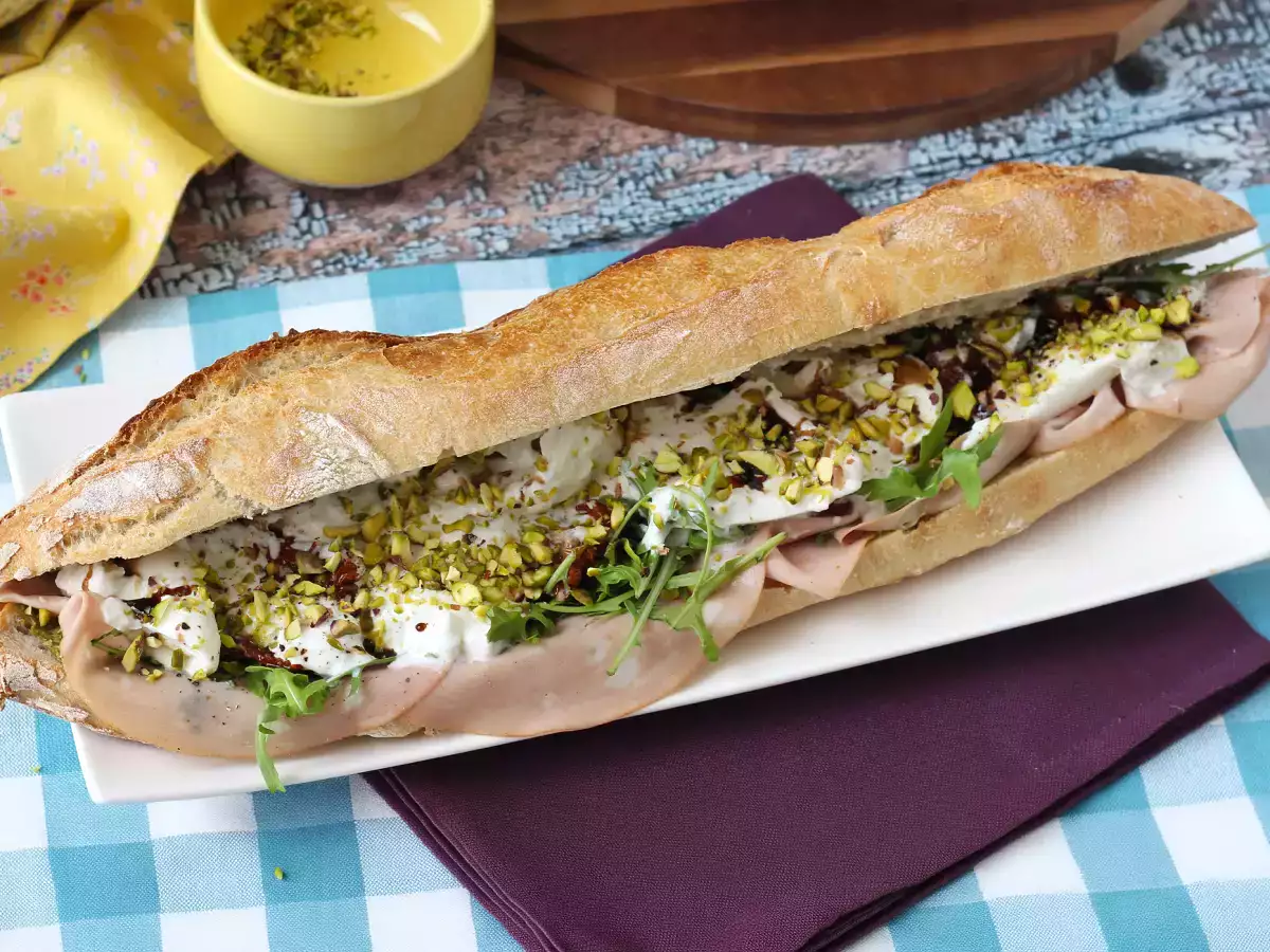 Sandwich gourmet Italia dengan keju mortadella dan burrata - foto 6