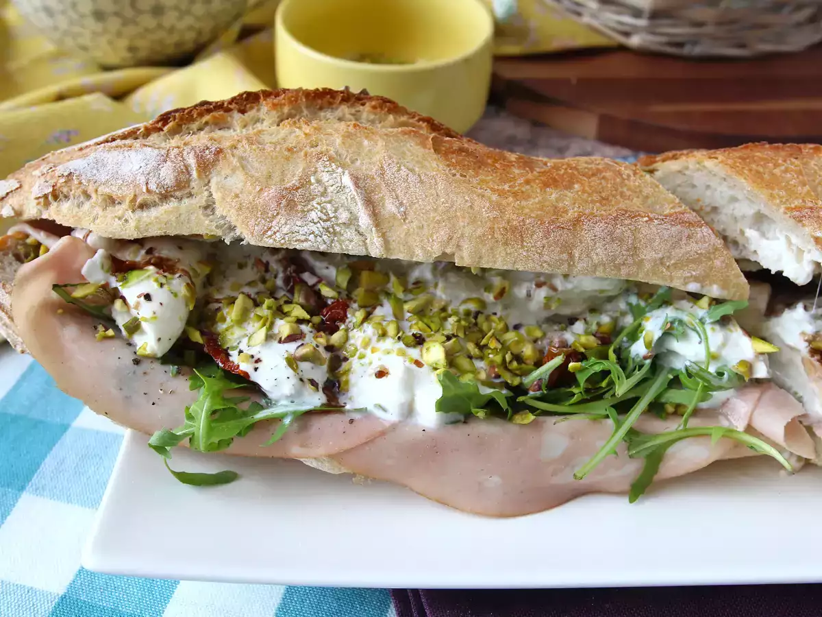 Sandwich gourmet Italia dengan keju mortadella dan burrata - foto 7