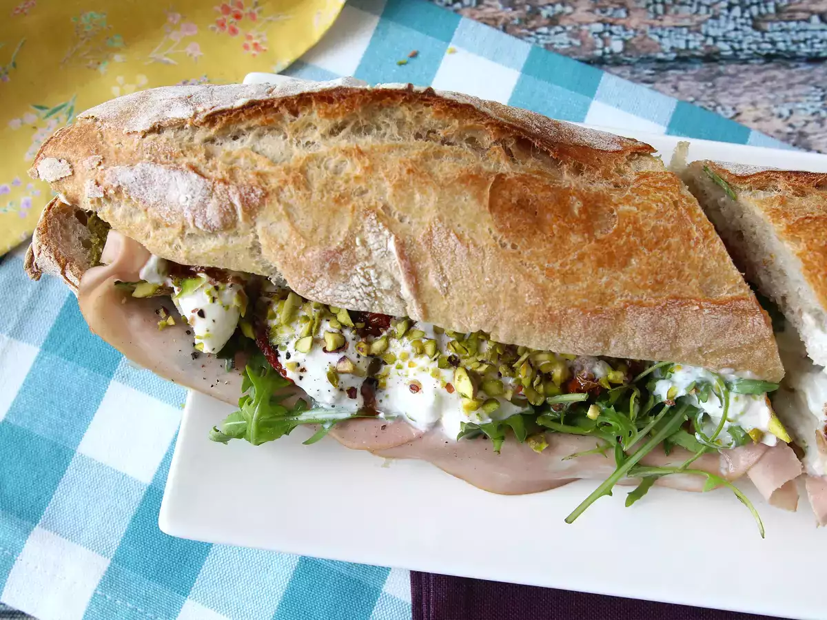 Sandwich gourmet Italia dengan keju mortadella dan burrata - foto 8