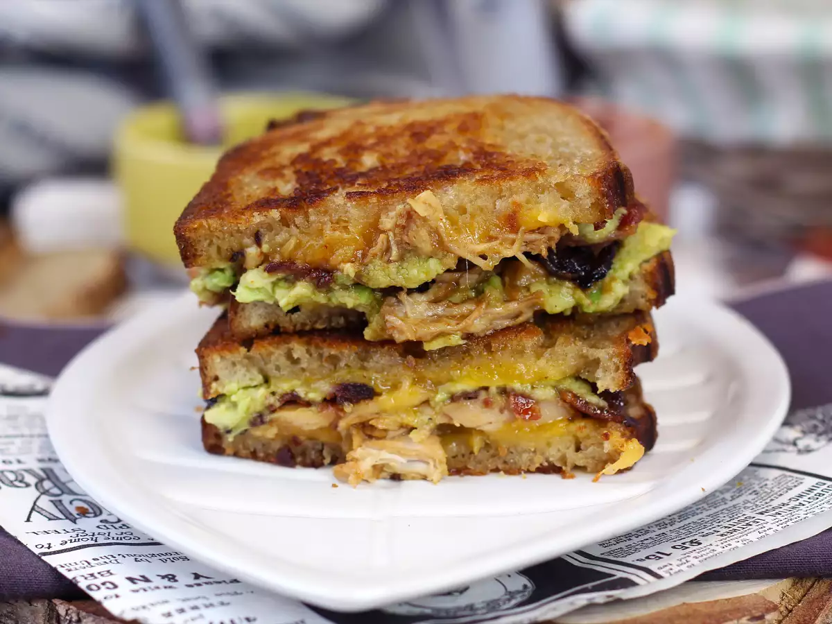 Sandwich grilled cheese jumbo ala Amerika: ayam, alpukat, dan bacon - foto 2