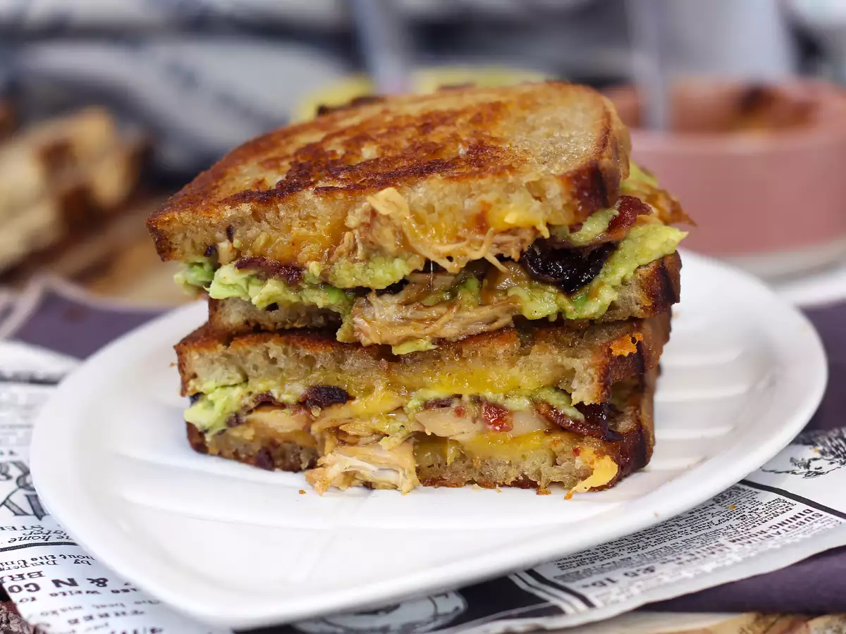 Sandwich grilled cheese jumbo ala Amerika: ayam, alpukat, dan bacon - foto 5