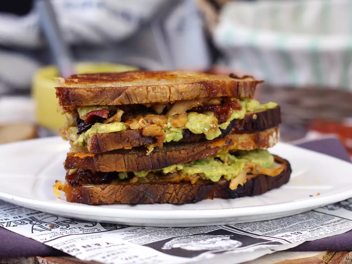 Sandwich grilled cheese jumbo ala Amerika: ayam, alpukat, dan bacon - foto 6