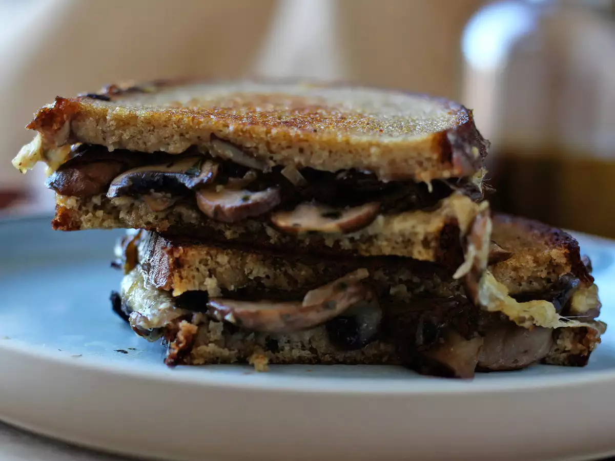 Sandwich keju panggang dengan jamur dan keju parut - foto 3
