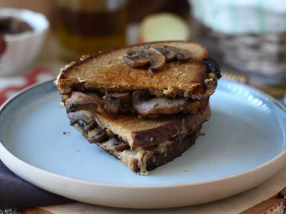 Sandwich keju panggang dengan jamur dan keju parut - foto 4