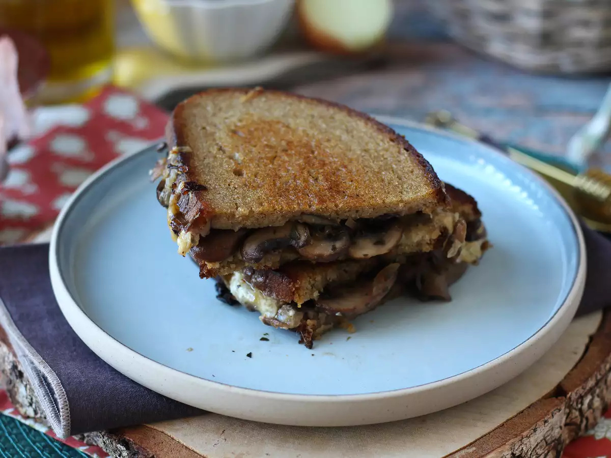 Sandwich keju panggang dengan jamur dan keju parut - foto 6
