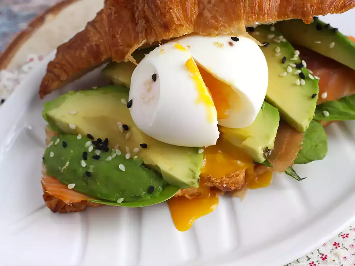 Sandwich makan siang croissant - foto 3