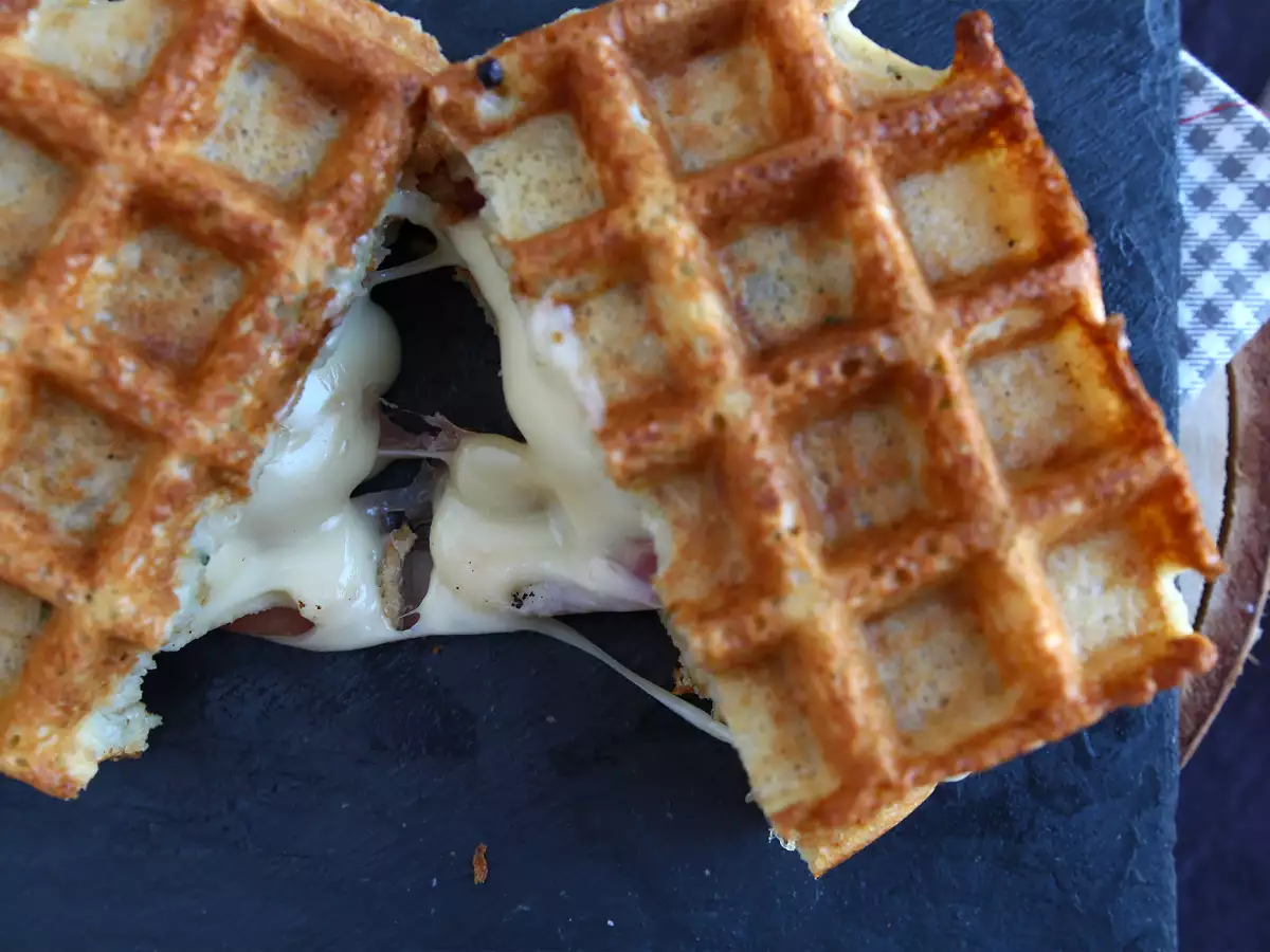 Sandwich Wafel Kentang dengan Keju Raclette, Hidangan yang Menghangatkan - foto 6