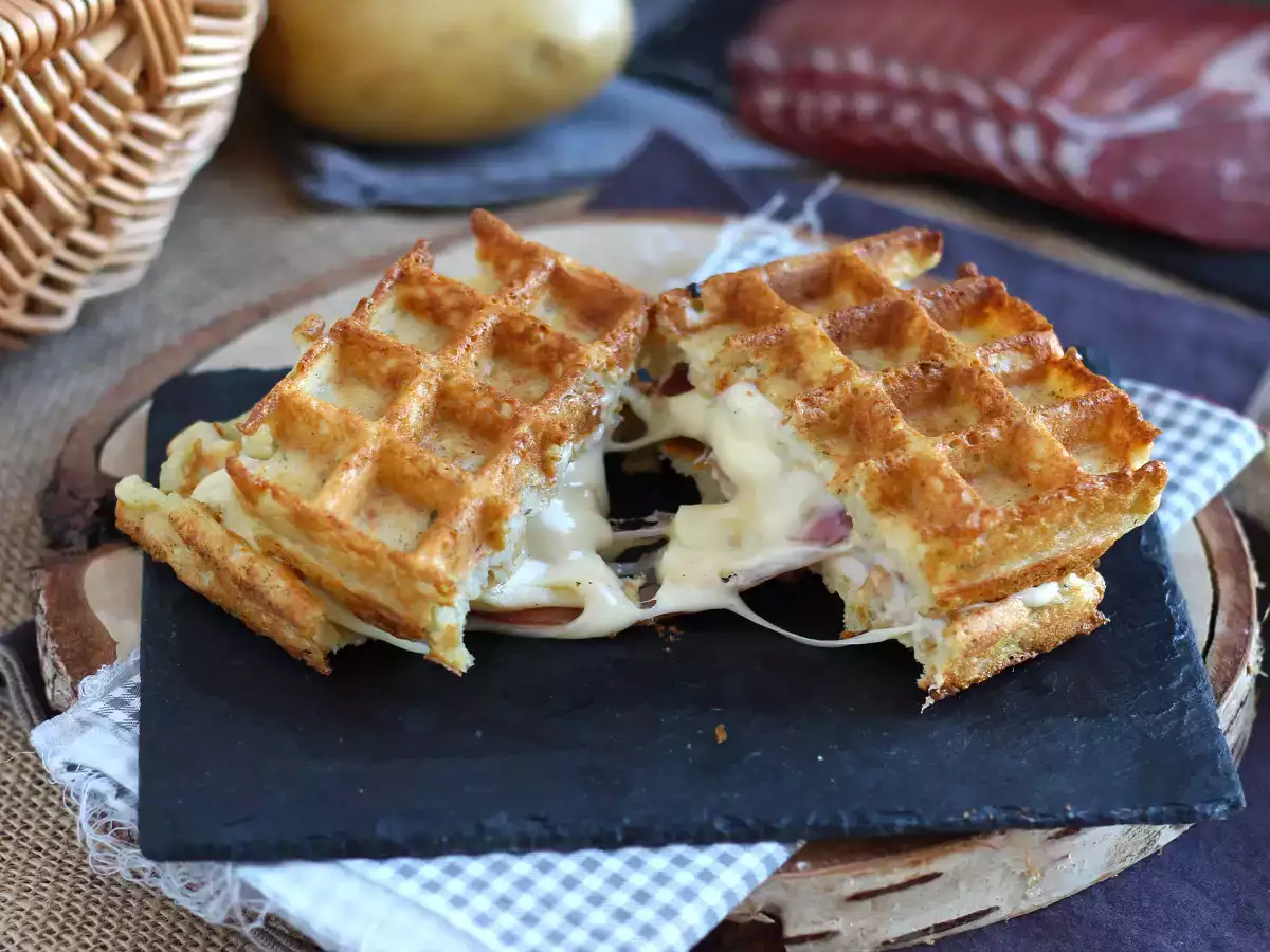 Sandwich wafel kentang dengan raclette, makanan yang menenangkan