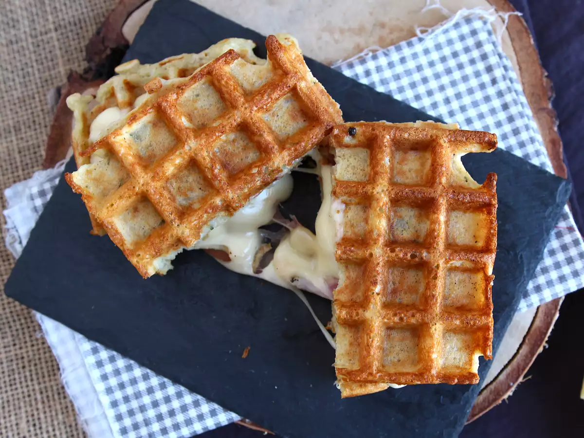 Sandwich wafel kentang dengan raclette, makanan yang menenangkan - foto 2