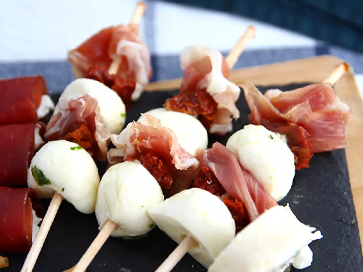 Sate Pembuka Mozzarella, Prosciutto, dan Tomat Kering - foto 2