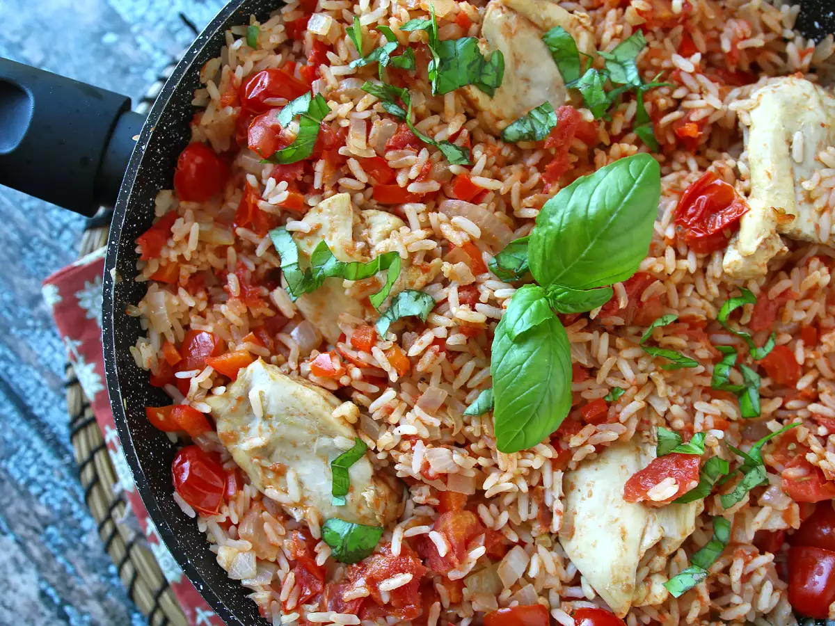 Satu panci berisi ayam, nasi dengan saus tomat dan paprika - foto 2