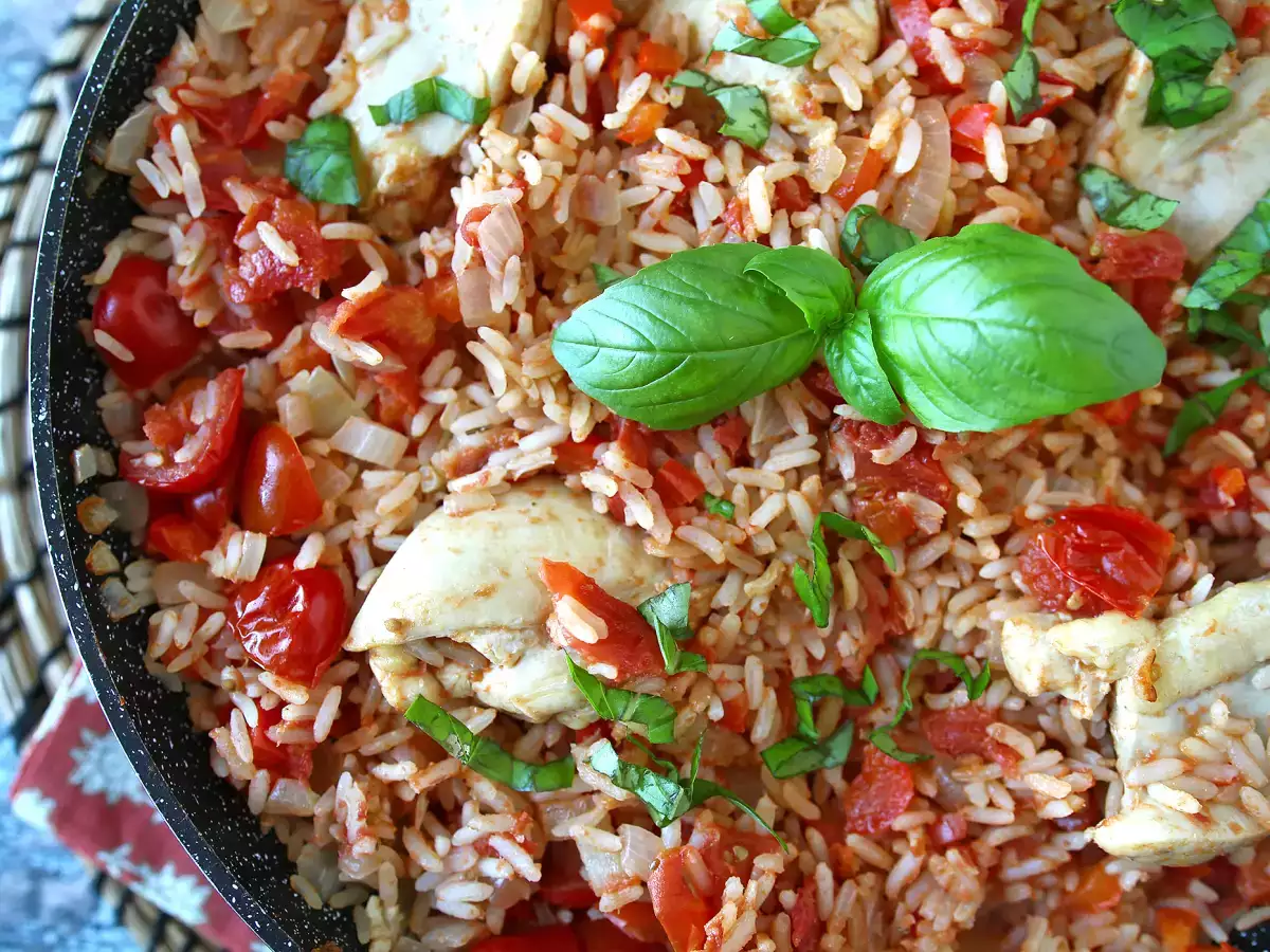 Satu panci berisi ayam, nasi dengan saus tomat dan paprika - foto 4