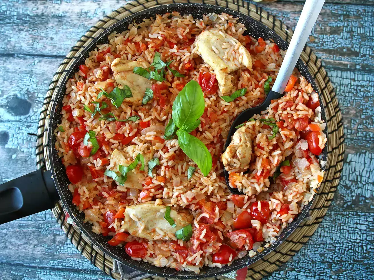 Satu panci berisi ayam, nasi dengan saus tomat dan paprika - foto 5