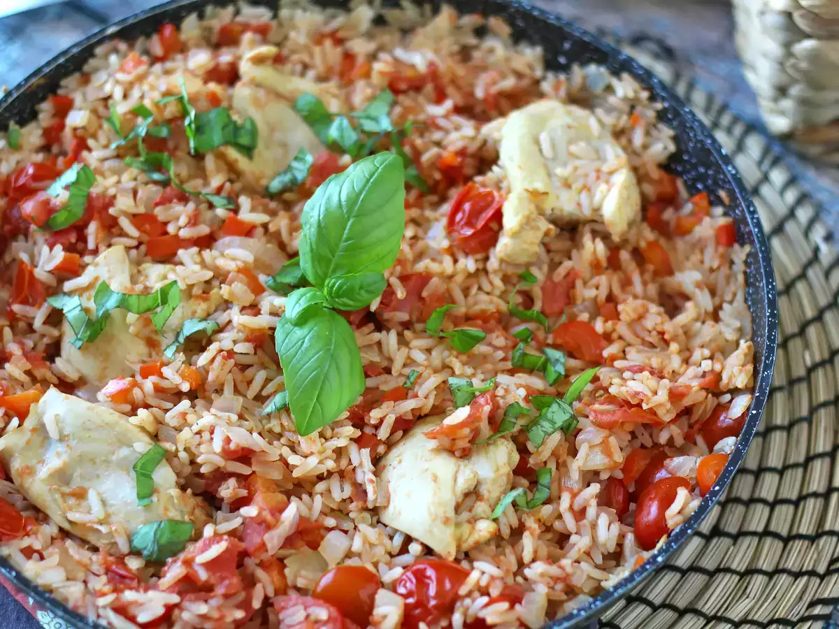 Satu panci berisi ayam, nasi dengan saus tomat dan paprika - foto 6