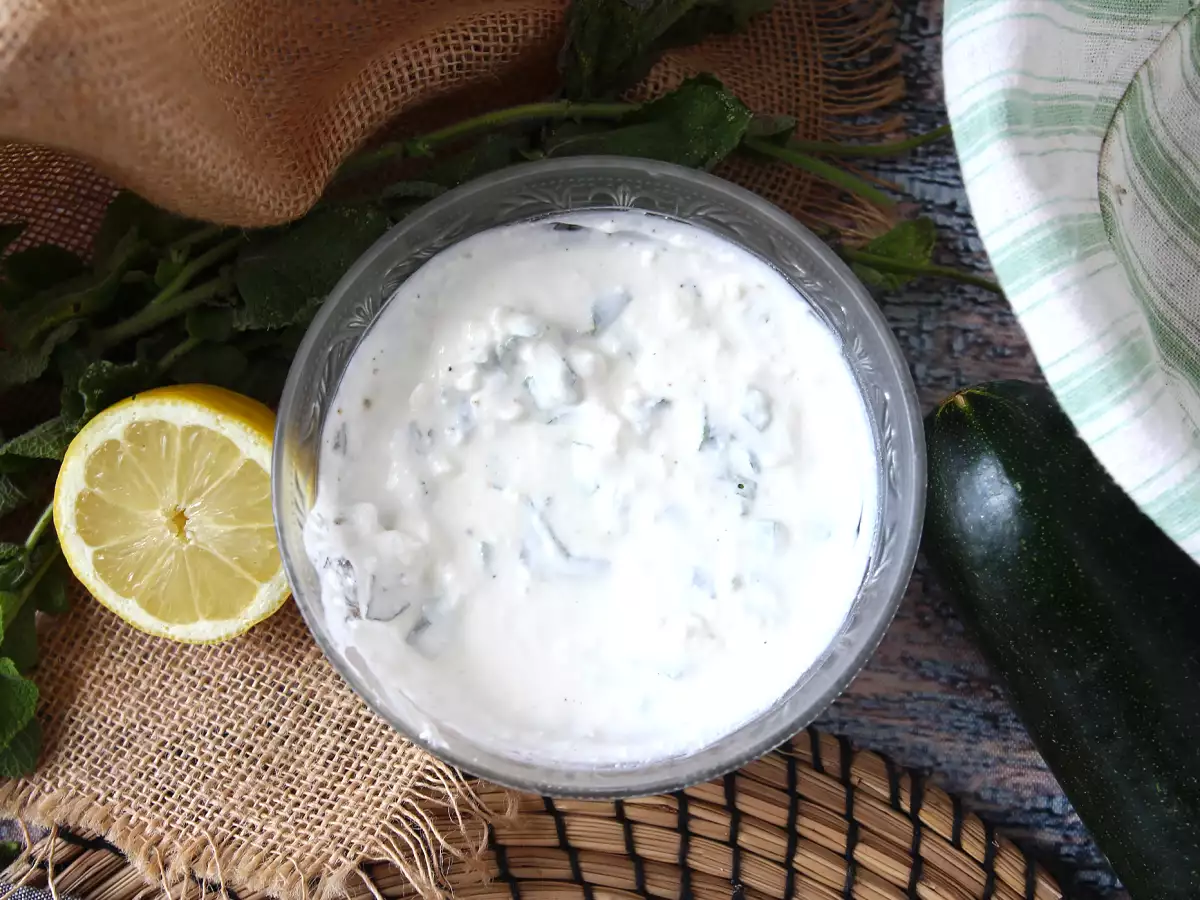 Saus yoghurt, feta, lemon, dan mint yang sangat segar! - foto 3
