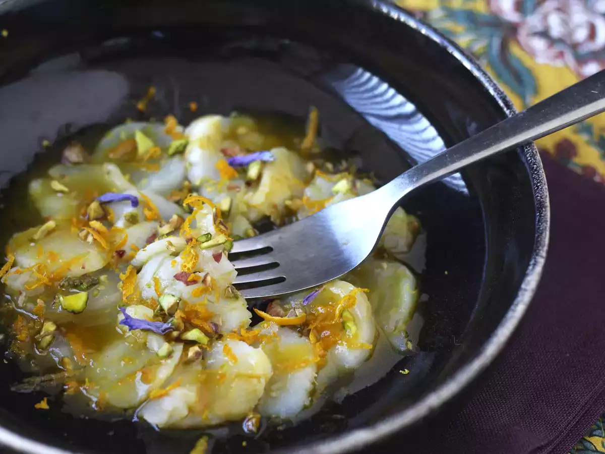 Scallop carpaccio dengan citrus vinaigrette dan pistachio, hidangan pembuka yang elegan dan mudah disiapkan. - foto 2