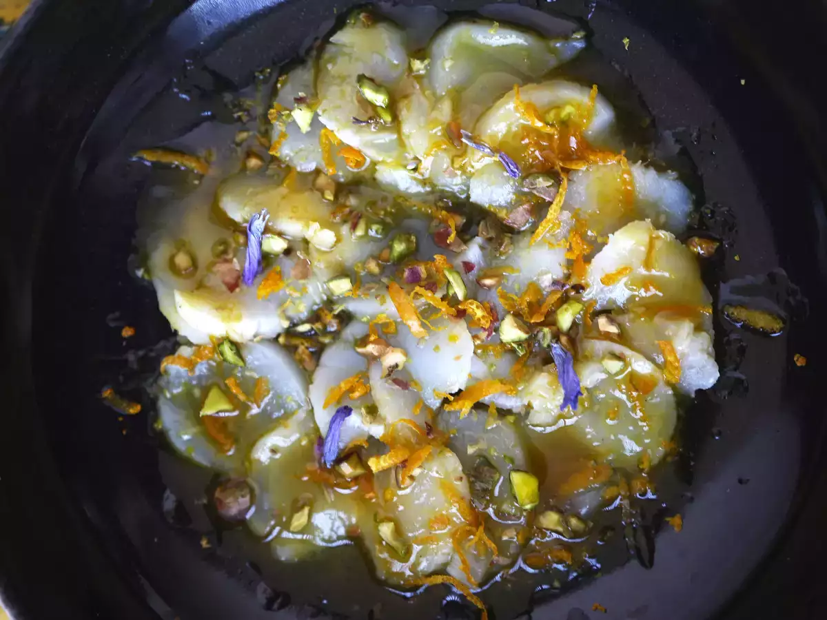 Scallop carpaccio dengan citrus vinaigrette dan pistachio, hidangan pembuka yang elegan dan mudah disiapkan. - foto 3