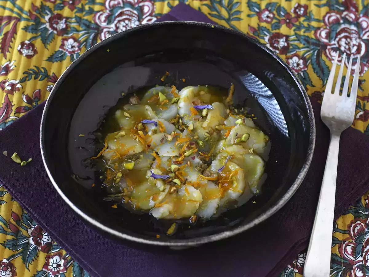 Scallop carpaccio dengan citrus vinaigrette dan pistachio, hidangan pembuka yang elegan dan mudah disiapkan. - foto 4