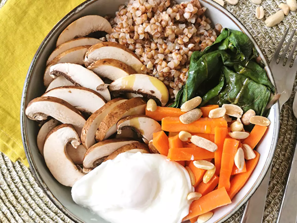 Semangkuk Buddha Vegetarian dengan soba, sayuran, dan telur rebus - foto 2