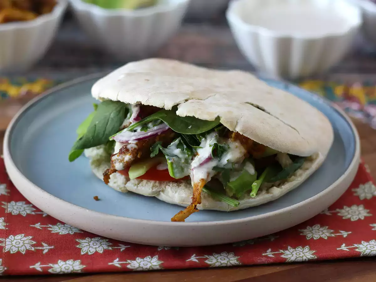 Shawarma ayam dengan Air Fryer, roti pita, dan saus tahini