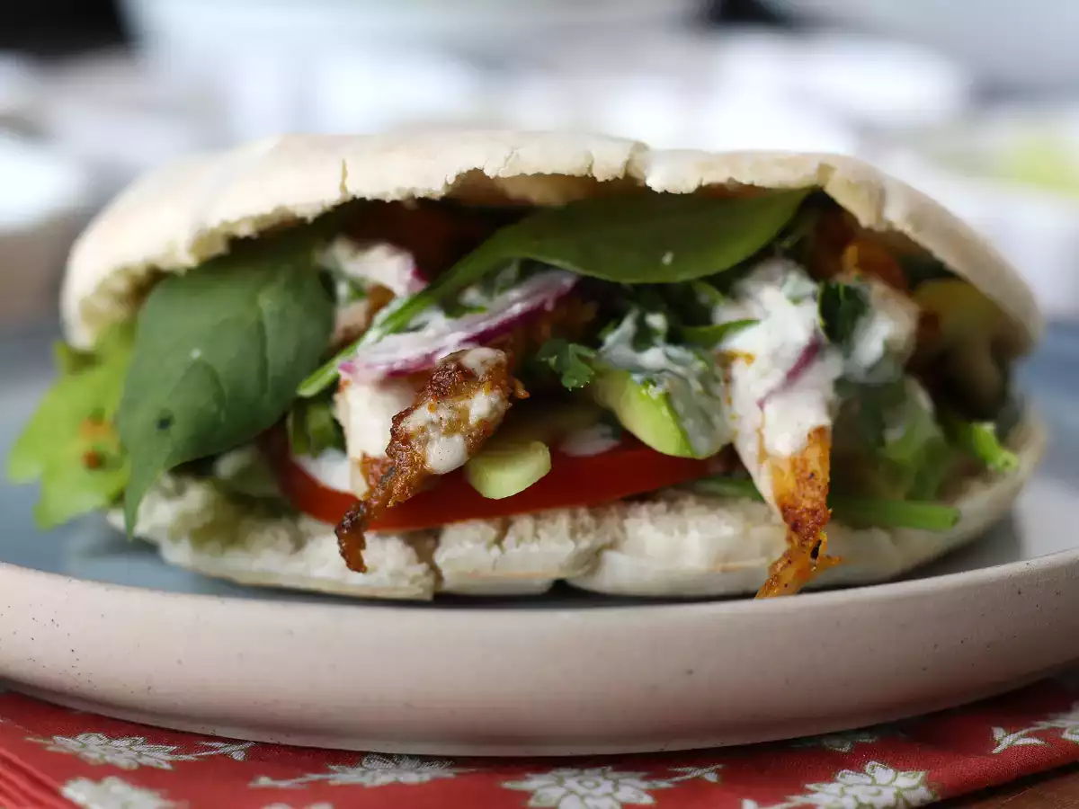 Shawarma ayam dengan Air Fryer, roti pita, dan saus tahini - foto 3