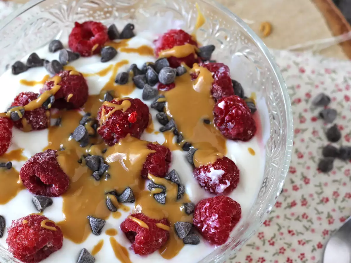 Skyr bowl dengan buah merah, selai kacang dan cokelat - foto 2