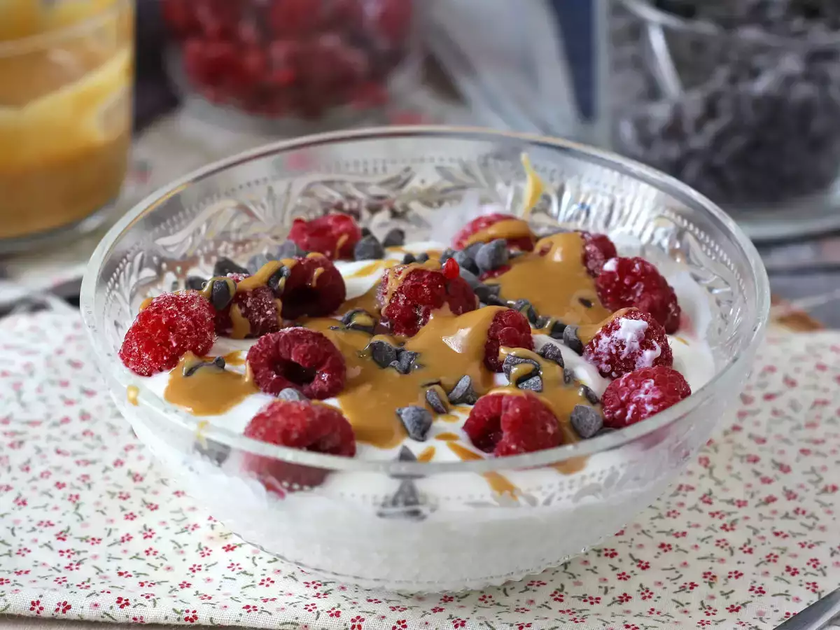 Skyr bowl dengan buah merah, selai kacang dan cokelat - foto 3