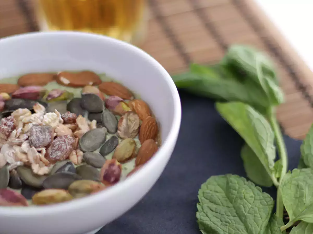 Smoothie Bowl Kiwi, Mint, dan Tunas Bayam - foto 3