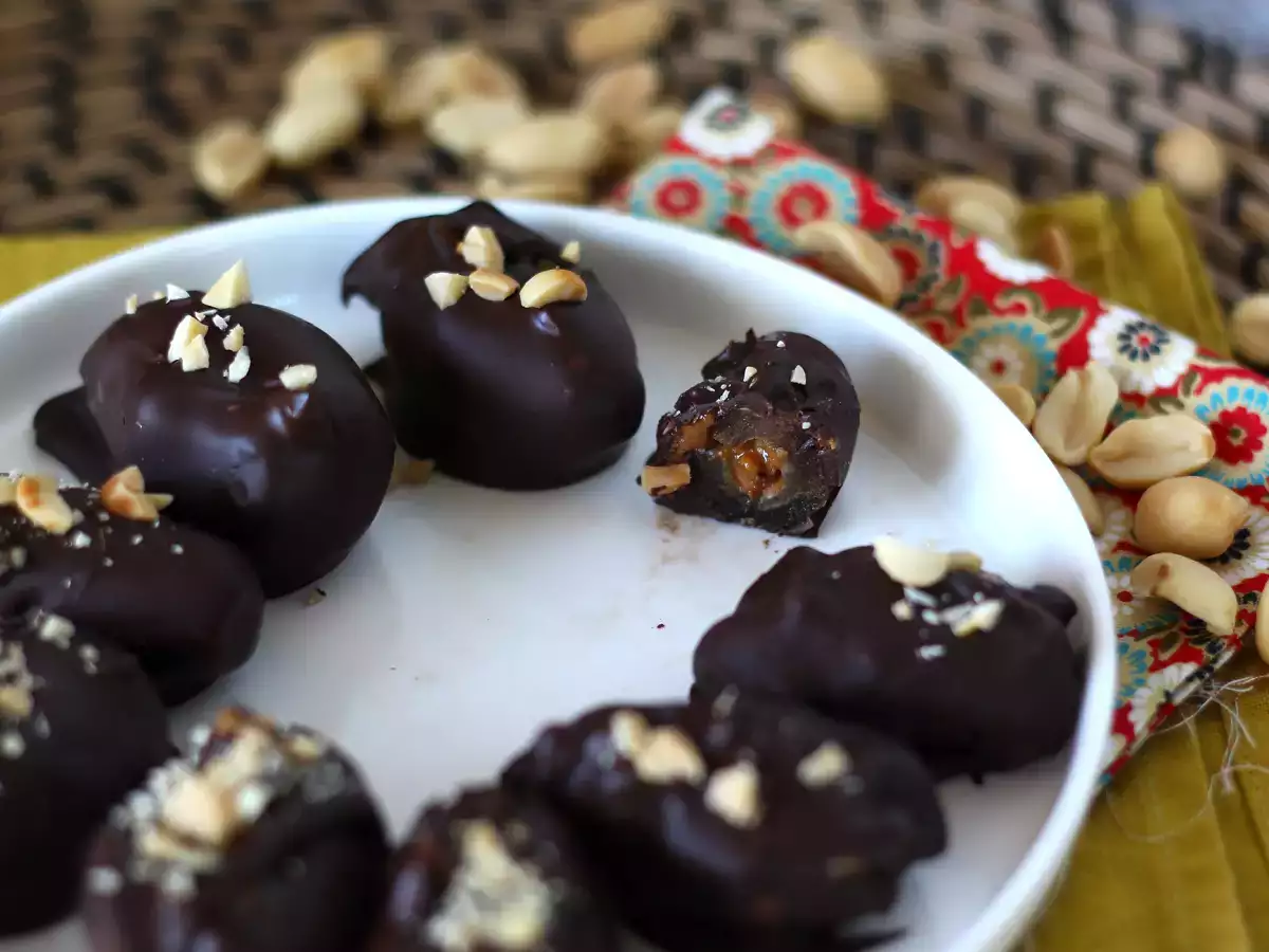 Snickers buatan sendiri: kurma, kacang, dan cokelat - camilan sehat tanpa tambahan gula - foto 4