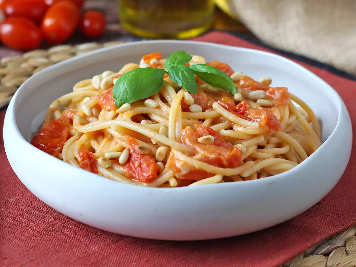 Spageti dengan Tomat Ceri dan Kacang Pinus: Resep Creamy dan Harum - foto 2