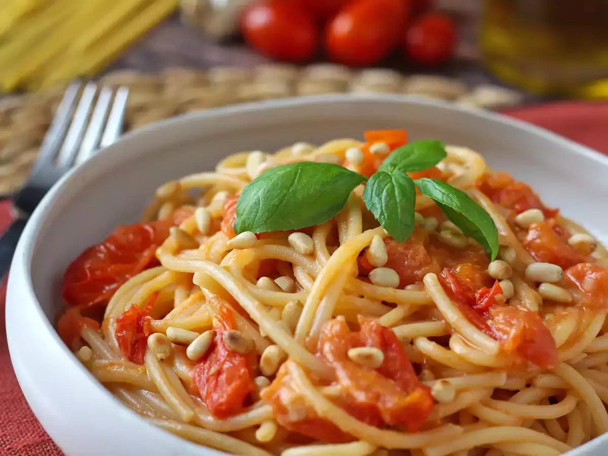 Spageti dengan Tomat Ceri dan Kacang Pinus: Resep Creamy dan Harum - foto 3
