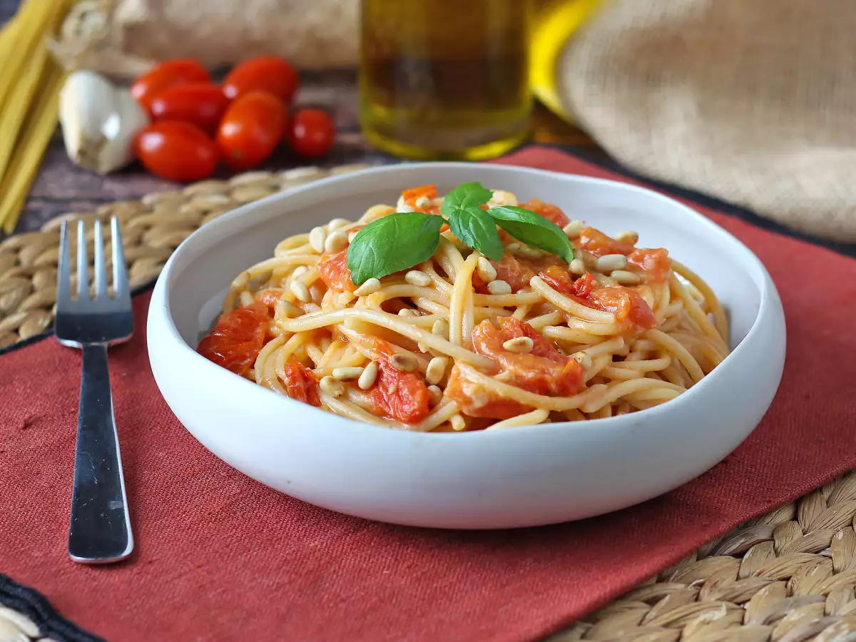 Spageti dengan Tomat Ceri dan Kacang Pinus: Resep Creamy dan Harum - foto 4