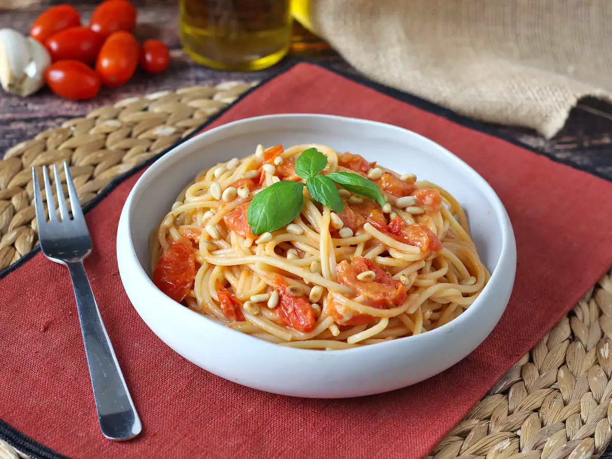 Spageti dengan Tomat Ceri dan Kacang Pinus: Resep Creamy dan Harum - foto 6