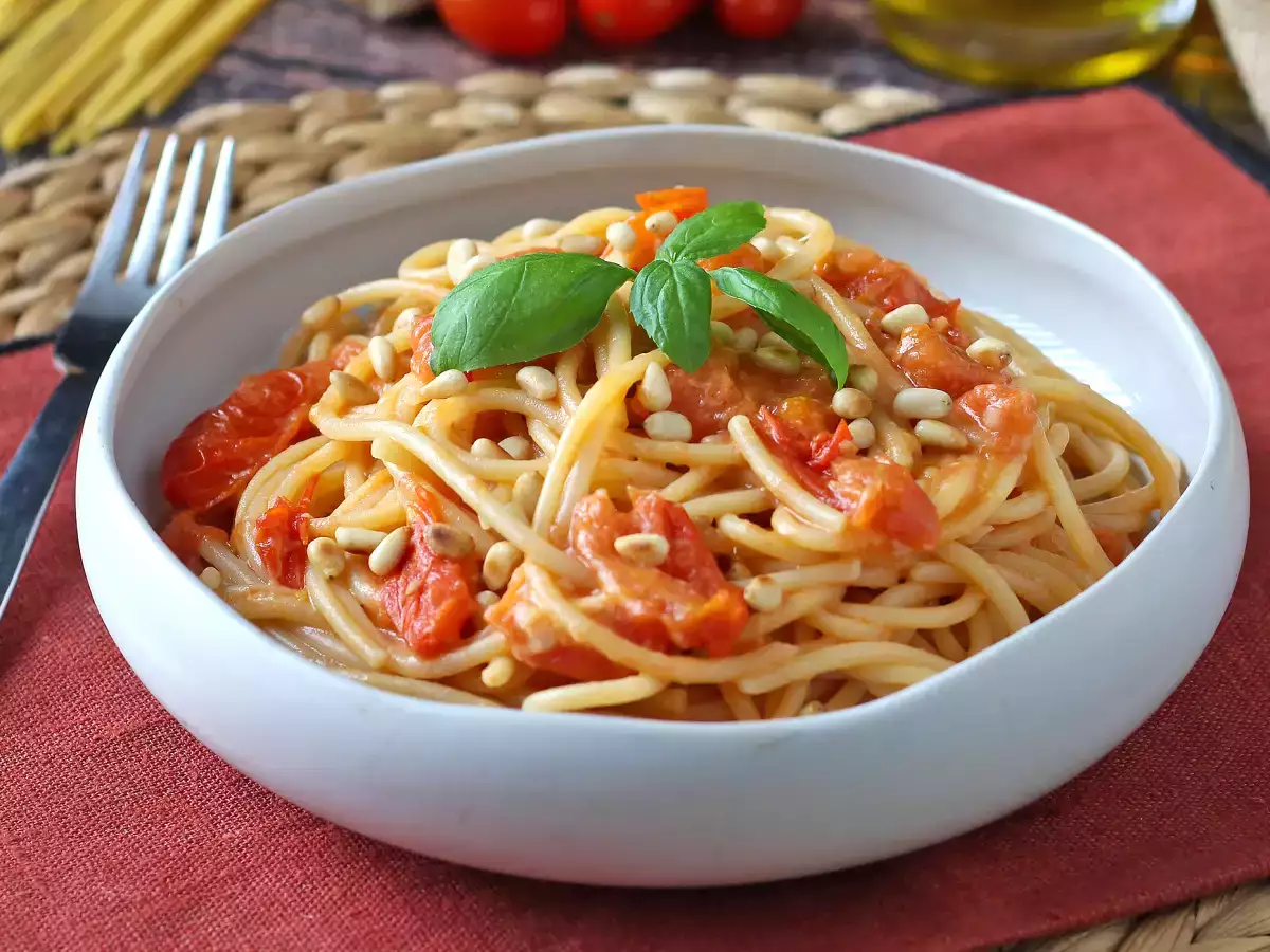 Spageti dengan tomat ceri dan kacang pinus: resep yang lembut dan harum - foto 5