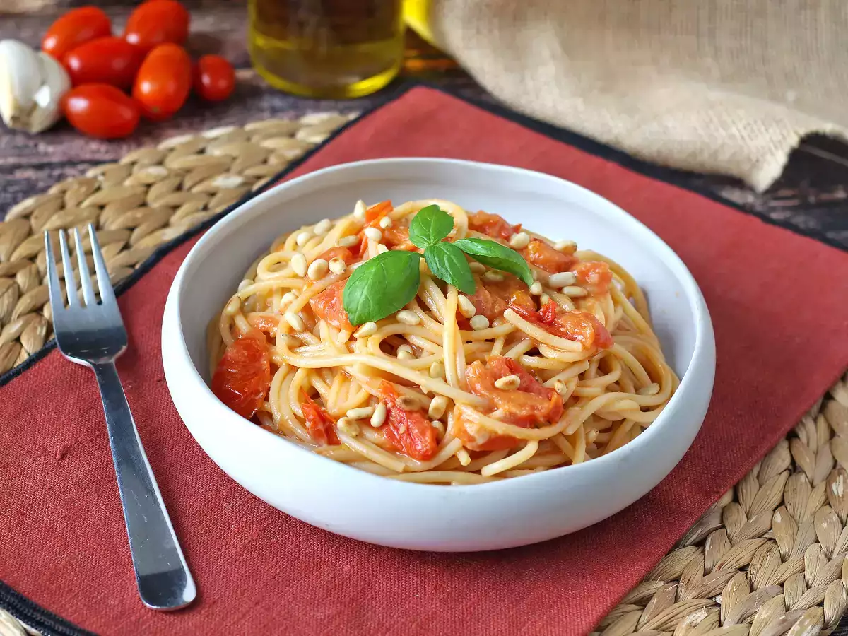 Spageti dengan tomat ceri dan kacang pinus: resep yang lembut dan harum - foto 6