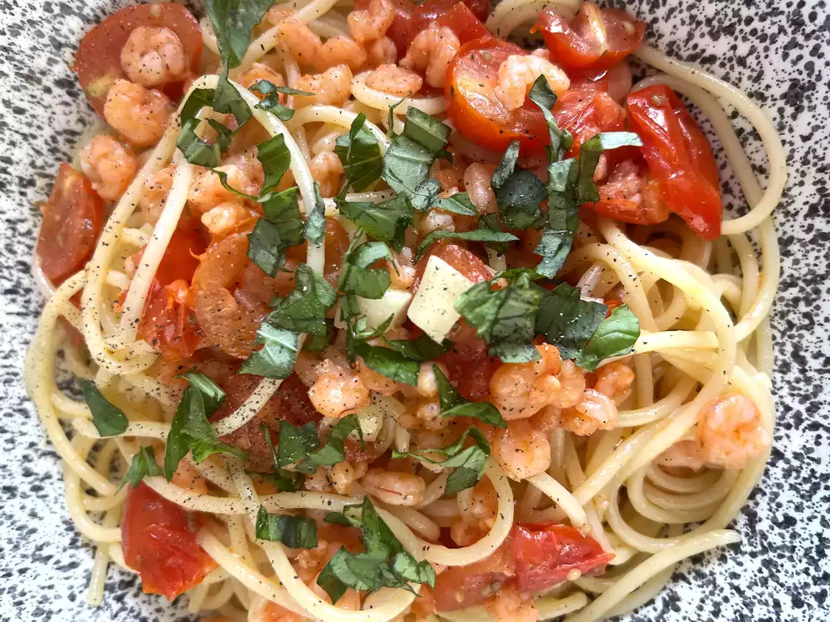 Spageti dengan udang dan tomat ceri, resep cepat untuk hidangan pertama yang lezat - foto 2