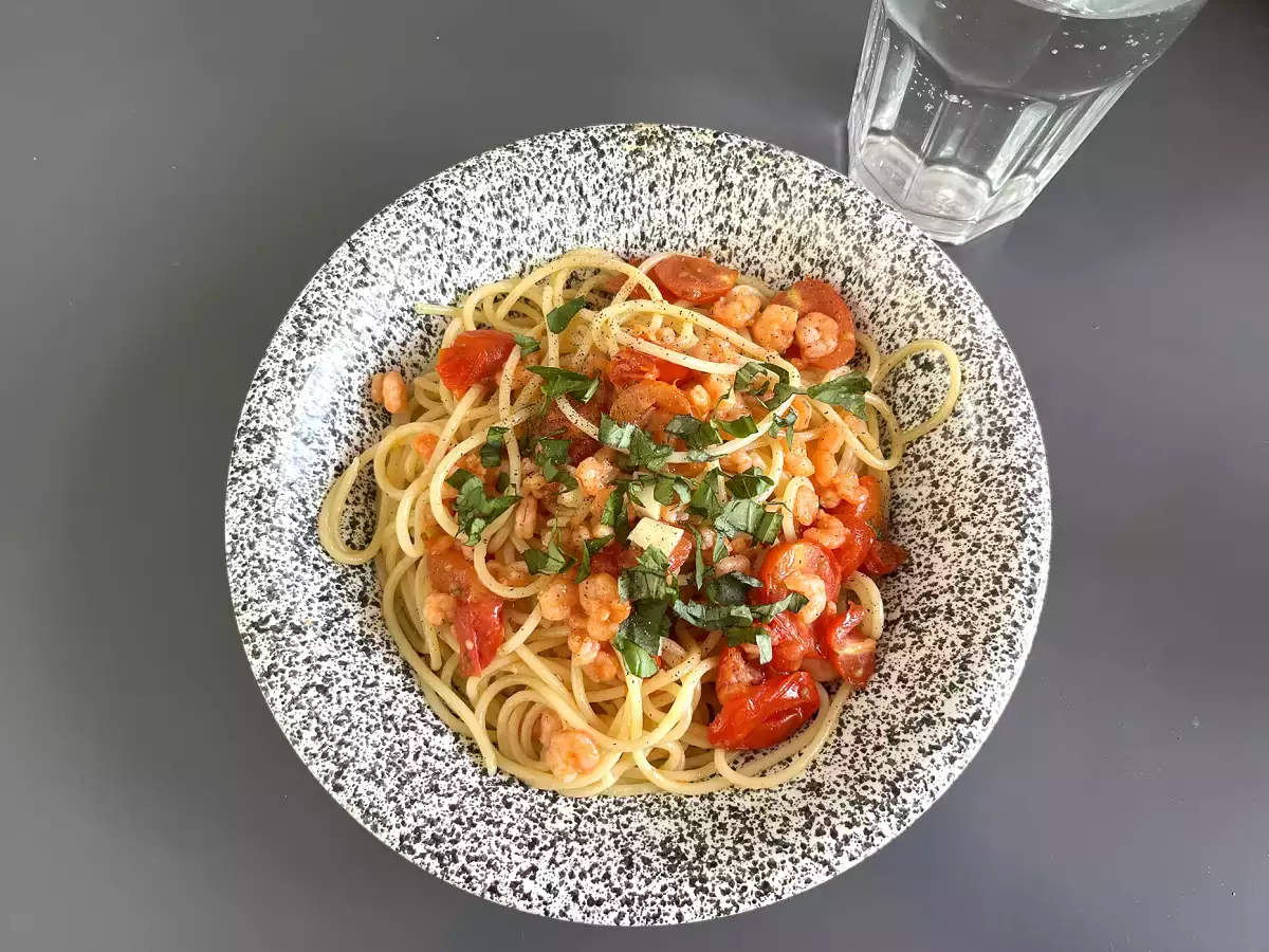 Spageti dengan udang dan tomat ceri, resep cepat untuk hidangan pertama yang lezat - foto 3