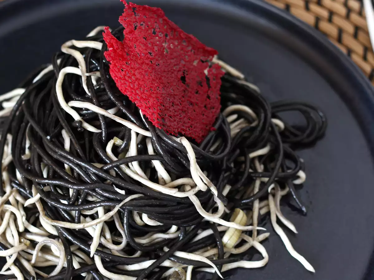 Spageti hitam dengan bawang putih dan gulas. Pasta al nero di seppia - foto 2