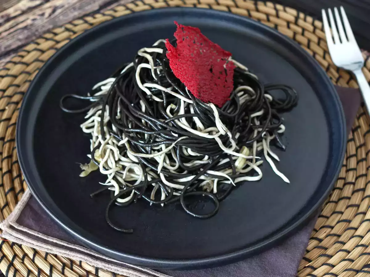 Spageti hitam dengan bawang putih dan gulas. Pasta al nero di seppia - foto 3