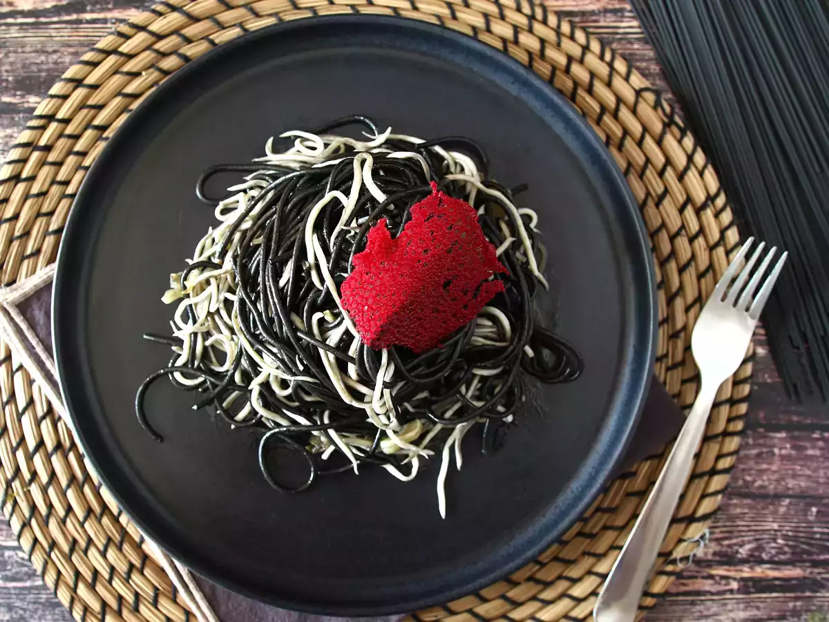 Spageti hitam dengan bawang putih dan gulas. Pasta al nero di seppia - foto 4