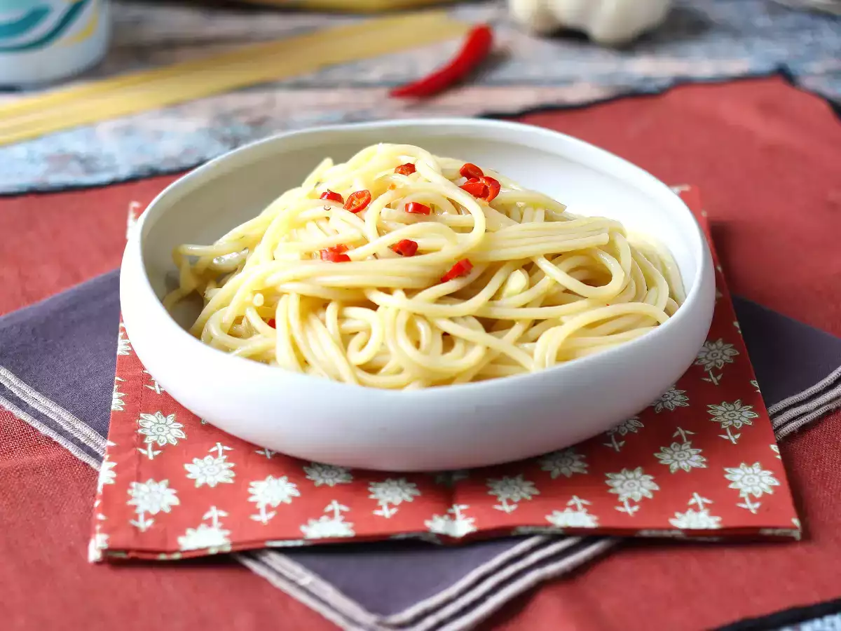 Spaghetti aglio, olio dan peperoncino: hidangan tradisi Italia di menit-menit terakhir - foto 2