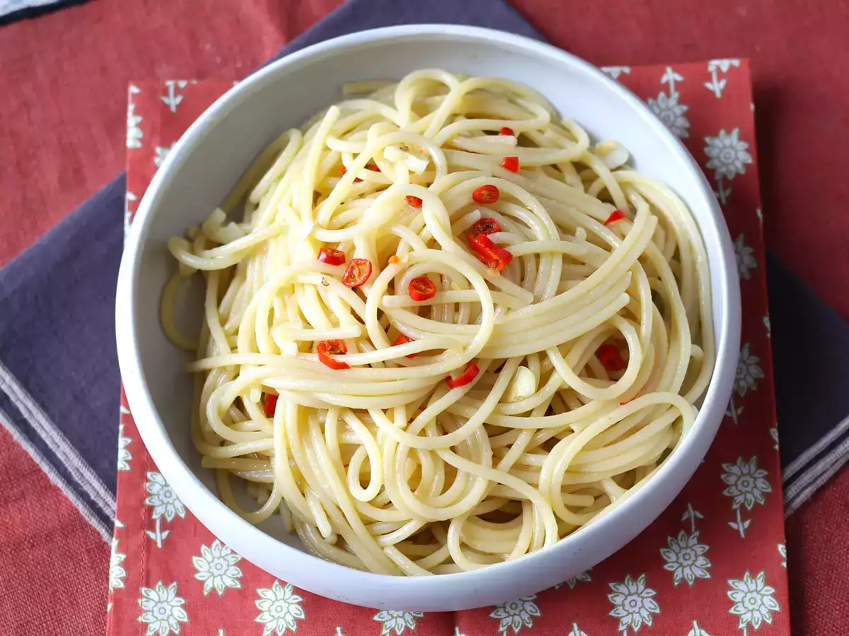 Spaghetti aglio, olio dan peperoncino: hidangan tradisi Italia di menit-menit terakhir - foto 3