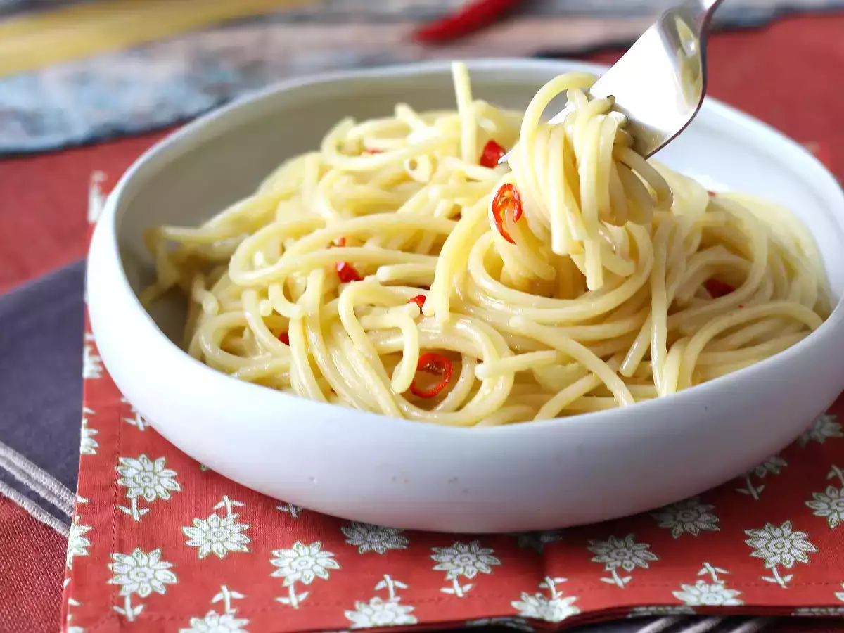 Spaghetti aglio, olio dan peperoncino: hidangan tradisi Italia di menit-menit terakhir - foto 4