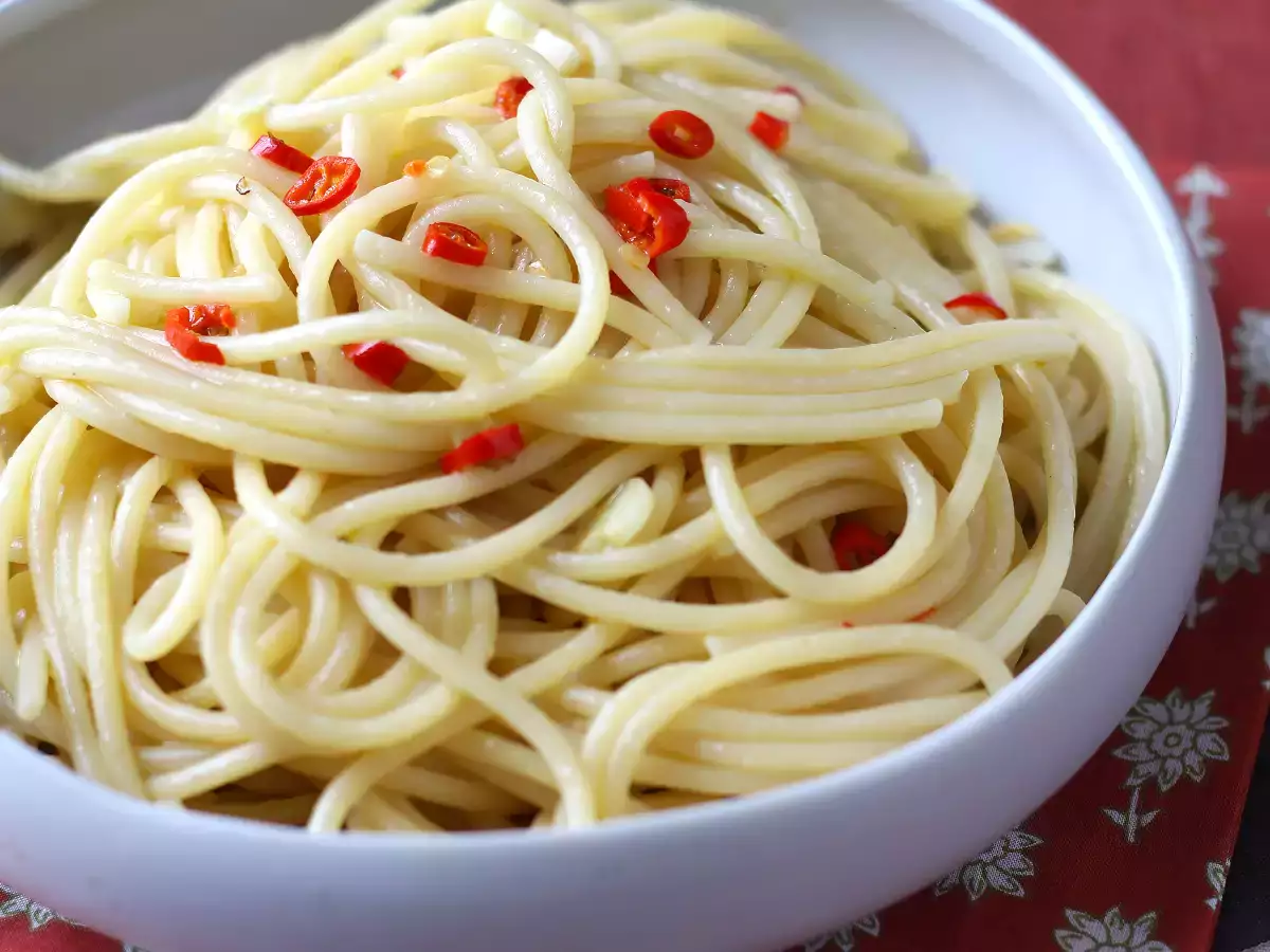 Spaghetti aglio, olio dan peperoncino: hidangan tradisi Italia di menit-menit terakhir - foto 5