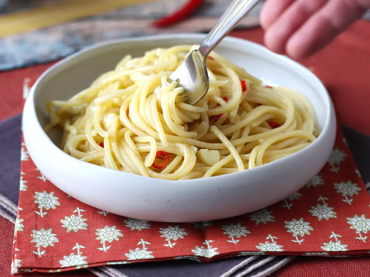 Spaghetti aglio, olio dan peperoncino: hidangan tradisi Italia di menit-menit terakhir - foto 6