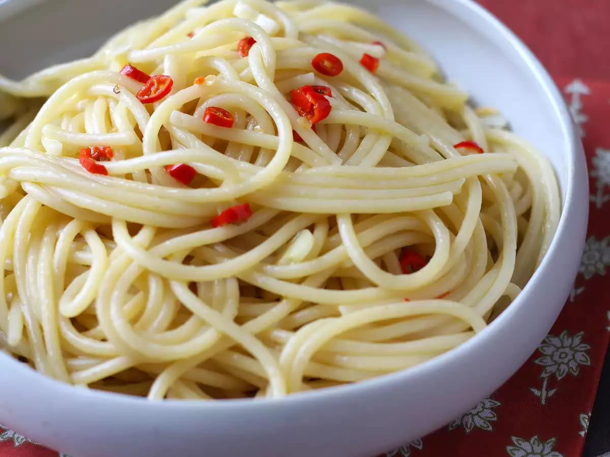 Spaghetti Aglio, Olio e Peperoncino: Hidangan Khas Italia yang Siap dalam Sekejap - foto 5