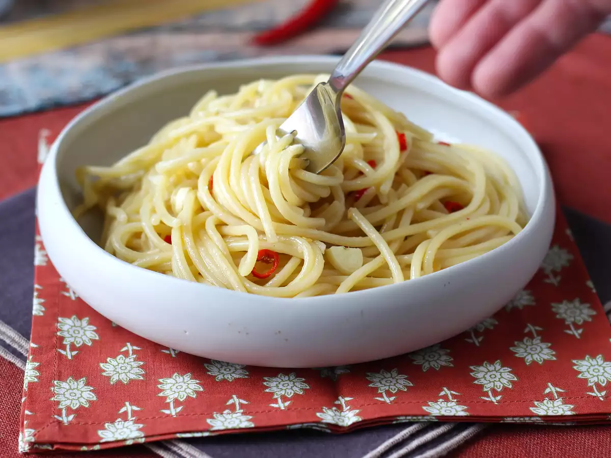 Spaghetti Aglio, Olio e Peperoncino: Hidangan Khas Italia yang Siap dalam Sekejap - foto 6